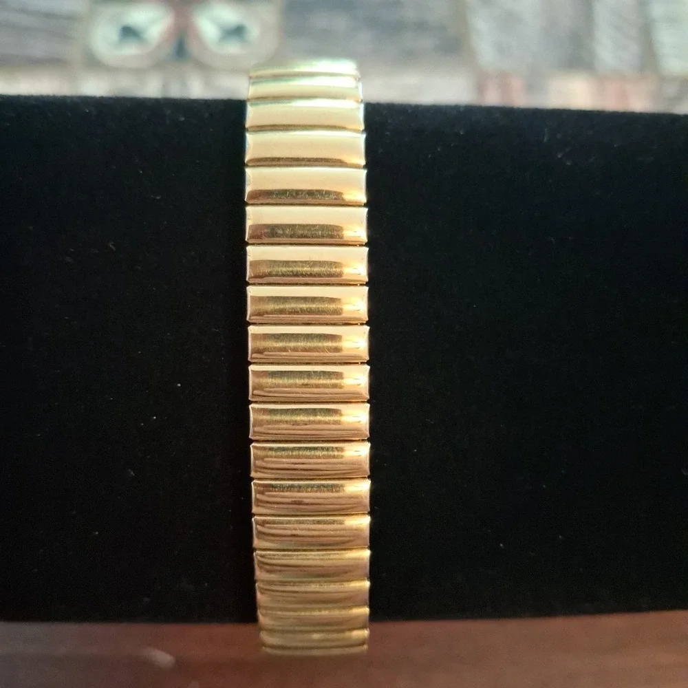 Waltham WEO19 Ladies Goldtone Watch. Quartz Movement, Day/Date, Stretch Band.
